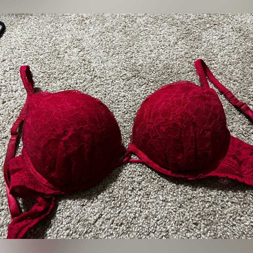 Victoria’s Secret Miraculous plunge 34B bra